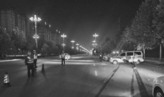 合阳县交警夜间巡查，重拳出击整治交通运输领域  第1张