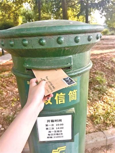 在快节奏社会，仍有年轻人钟情于写信，你呢？