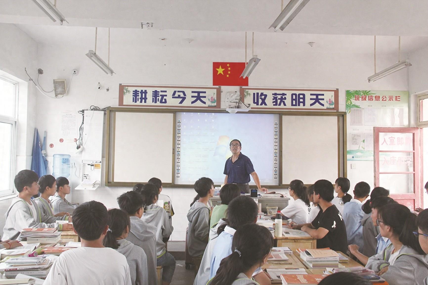 双眼残疾的教师王生亮，在乡村教育舞台坚守三十年