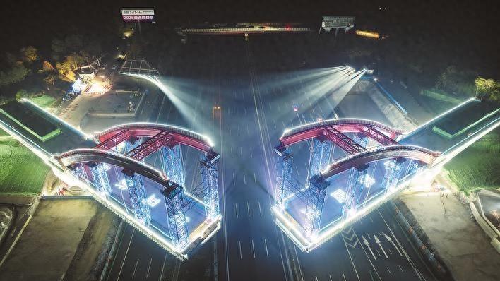 世界首例！巢马城际铁路跨芜合高速公路连续梁成功转体  第1张