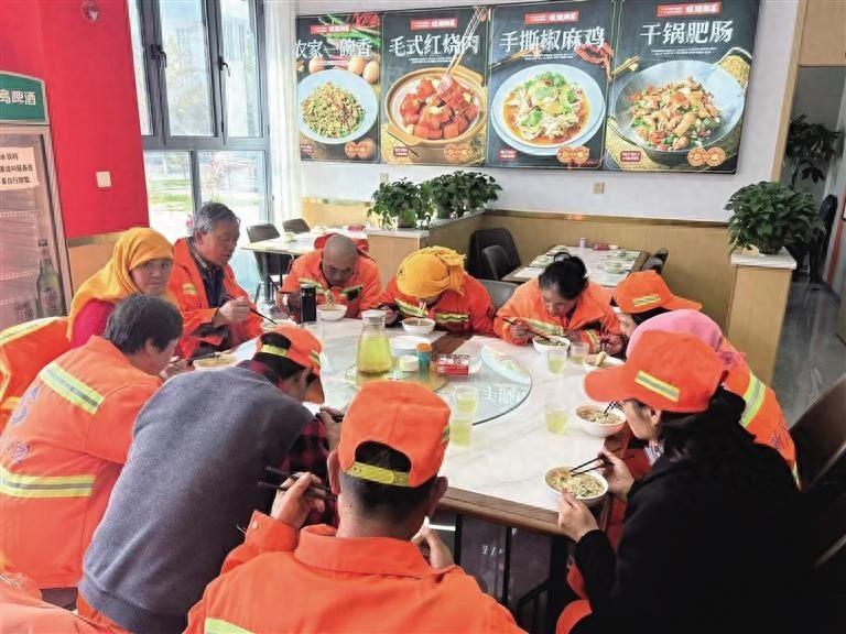 连续 7 年免费午餐！兰州这家湘菜馆为何对环卫工如此执着？  第1张