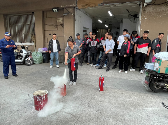 筑牢消防安全新防线，街道总工会携手快递员开展消防演练  第2张