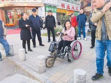 南大街无障碍设施改造，一公里路 20 余个障碍点，他们一路抬轮椅排查