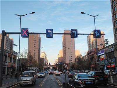神奇！这个路口的潮汐车道标志牌竟然会发光，你见过吗？