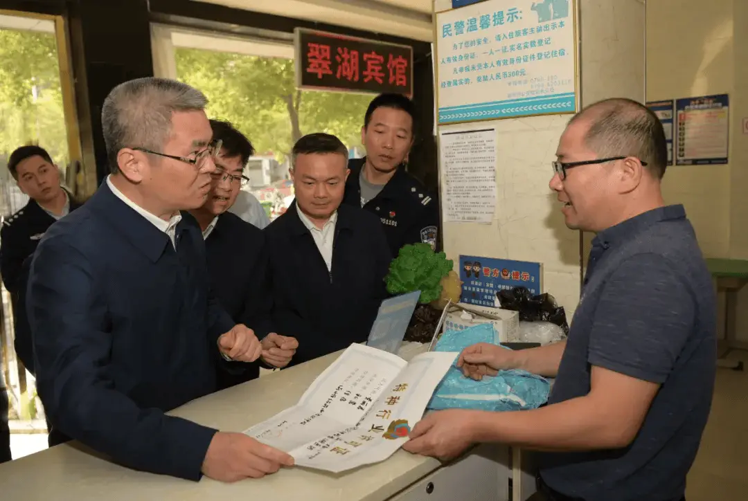 江西省副省长袁勤华四不两直，深入新余市渝水区暗访九小场所消防安全整改治理工作  第1张