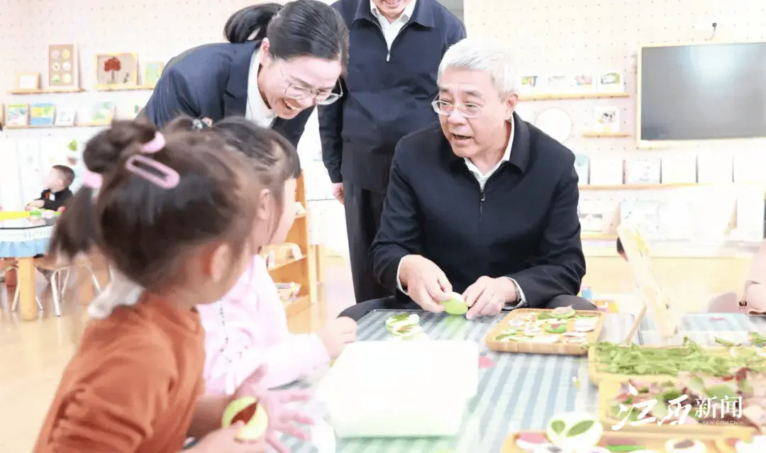江西省委书记尹弘深入学校调研，强调提升教育服务质效，让孩子不仅好上学更能上好学  第3张