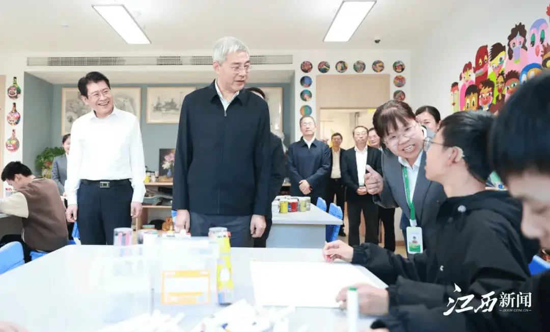 江西省委书记尹弘深入学校调研，强调提升教育服务质效，让孩子不仅好上学更能上好学  第4张