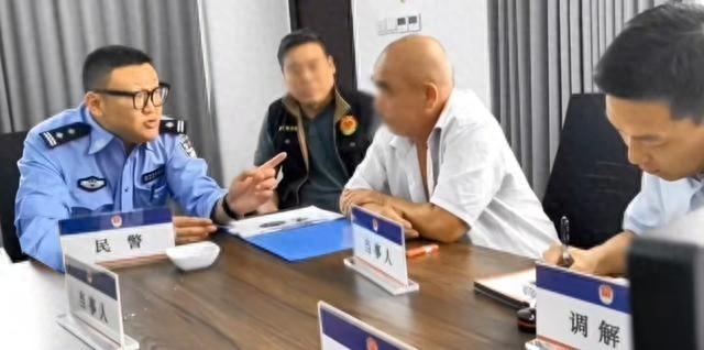 保安被撞索赔无果，闹事被处罚后竟还要去！徐汇警方迅速介入……  第1张