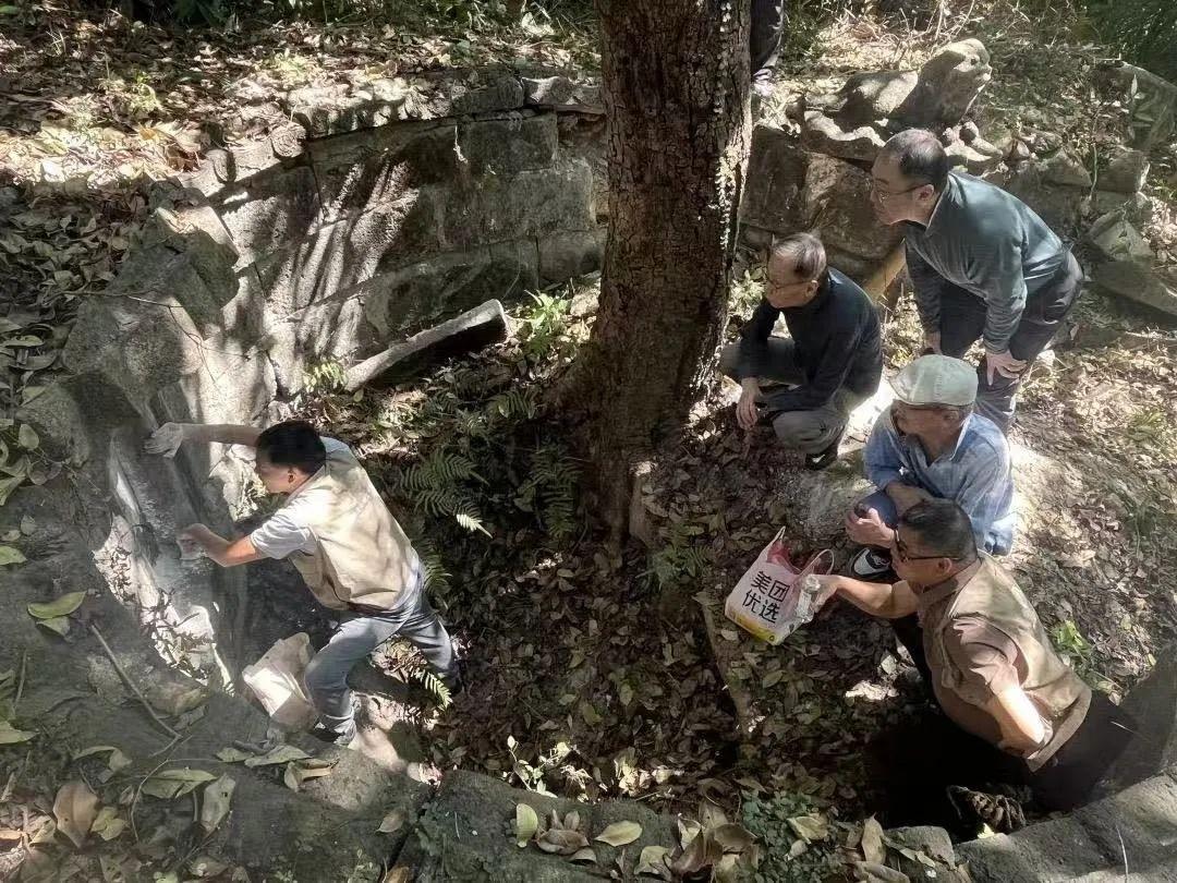 广东香山人黄佐的家族墓群在白云山栖霞岭被发现