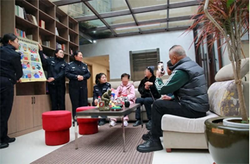 上门服务！残疾男子户口簿丢失，鞍山铁东公安分局民警上门办理获赞  第1张