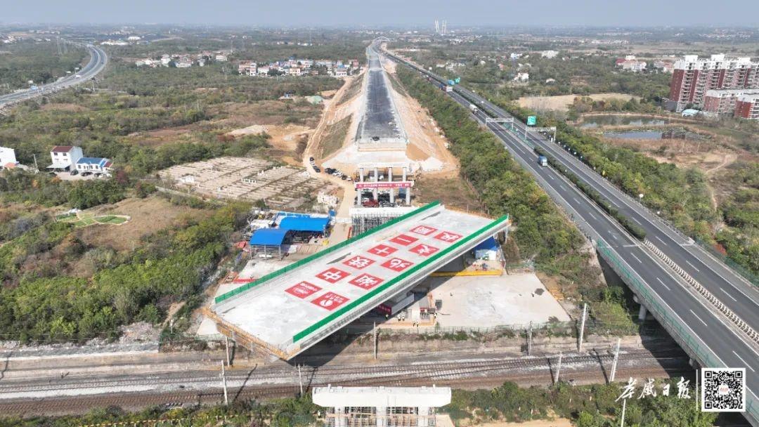 60 分钟！11000 吨！京港澳高速公路湖北北段改扩建项目首座跨铁路转体桥成功转体  第2张