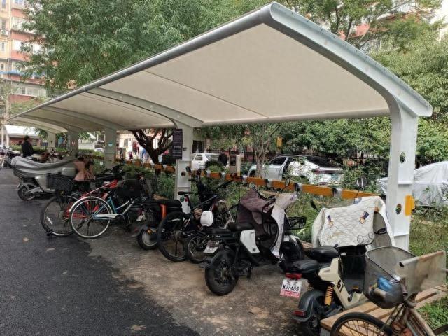 8 栋居民楼共用一车棚，停车难何时休？海淀甘东社区给出答案  第1张
