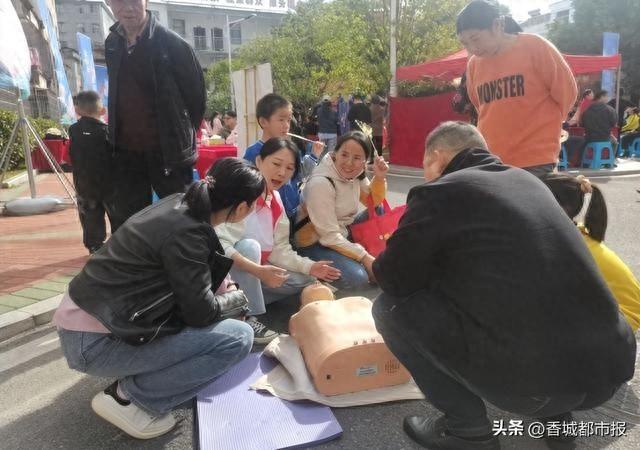 咸安区温泉街道南昌路社区文化节：救在身边，你学会了吗？  第1张