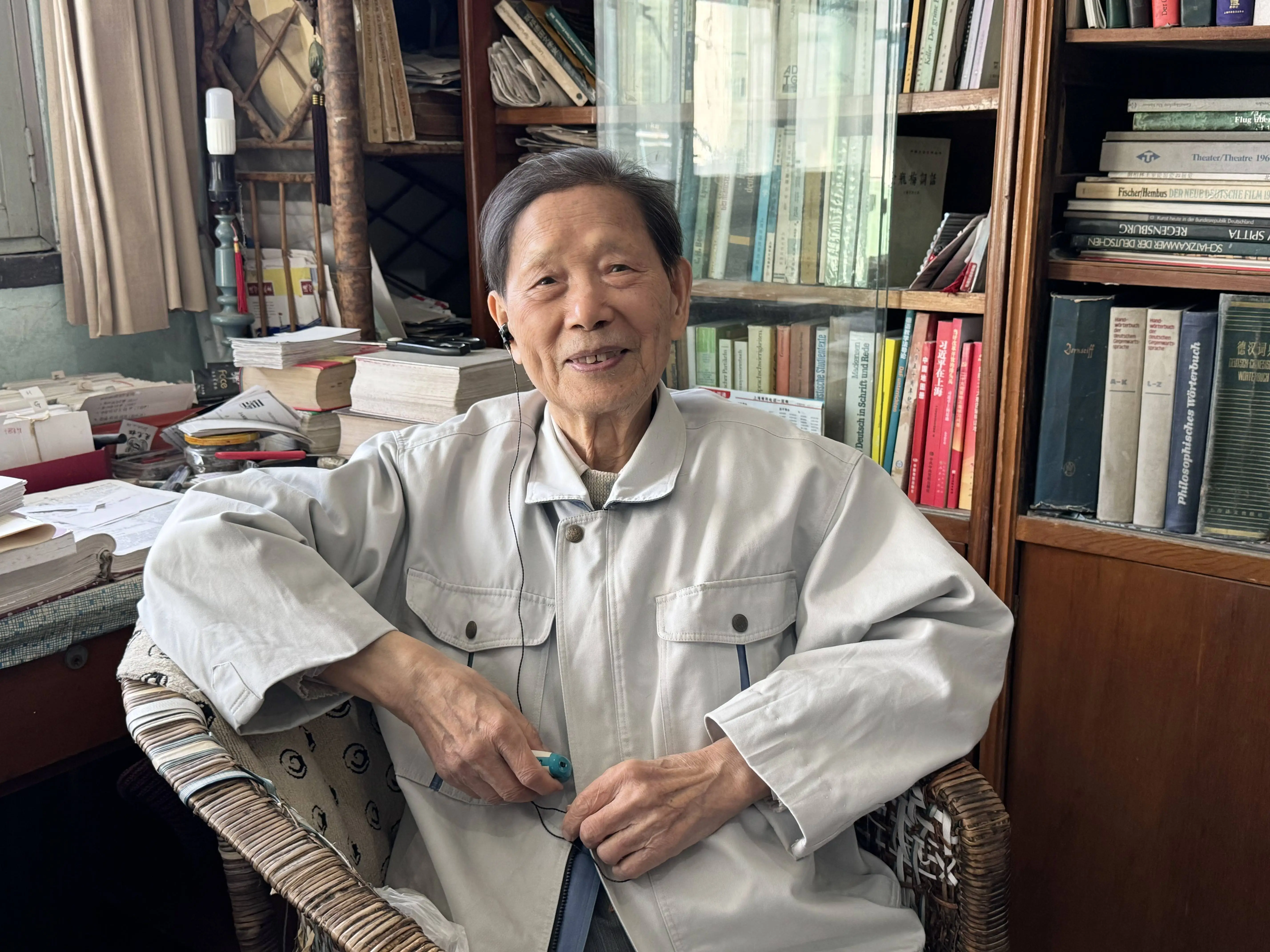 93 岁教授耗时多年，从唐诗宋词元曲中挑选 300 篇译成德语，新书出版  第1张