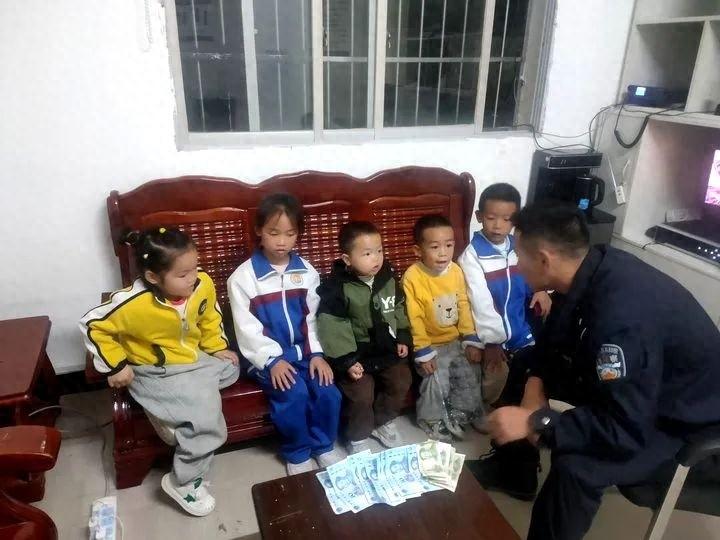 8 名小朋友拾金不昧，小小举动传递满满正能量，民警颁奖鼓励  第1张