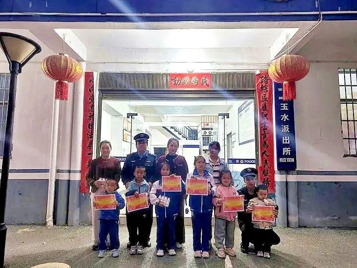 8 名小朋友拾金不昧，小小举动传递满满正能量，民警颁奖鼓励  第2张