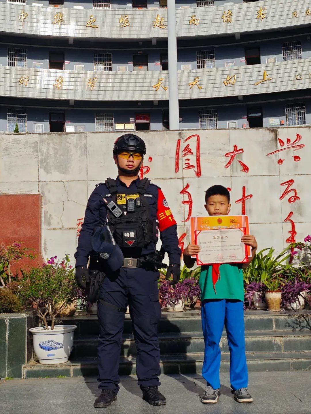8 名小朋友拾金不昧，小小举动传递满满正能量，民警颁奖鼓励  第3张