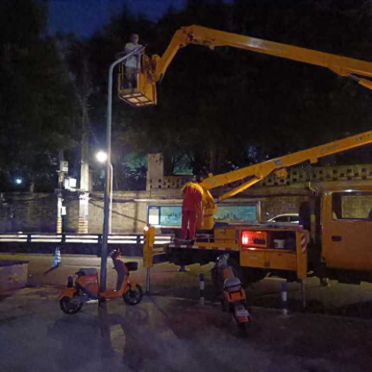 家门口路灯点亮，居民出行安全无忧！沙坪坝区城市管理局精准整治暗盲区