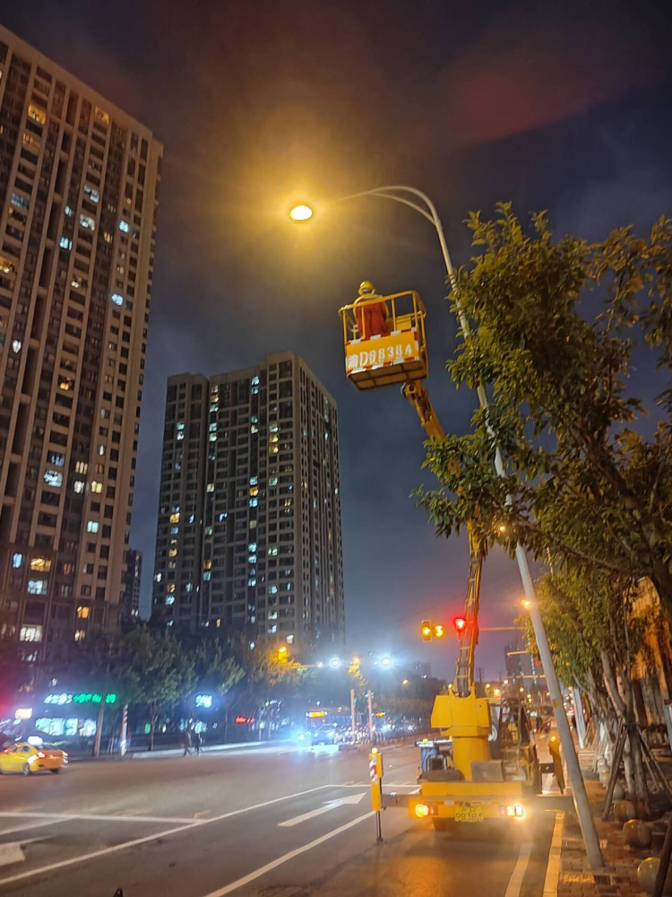 家门口路灯点亮，居民出行安全无忧！沙坪坝区城市管理局精准整治暗盲区  第3张