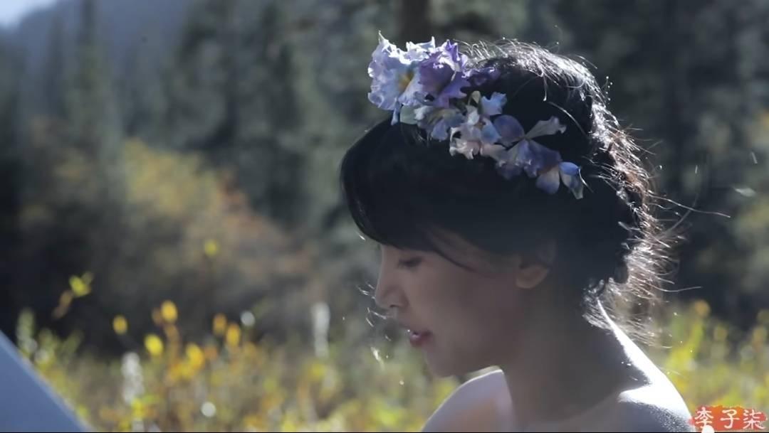 李子柒再更新，绒花蜀锦裙弹唱如愿，非遗之美与现代美学的精妙融合  第5张