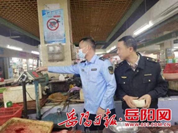 临湘市市场监督管理局深入集贸市场，打击电子秤作弊，保障消费者权益