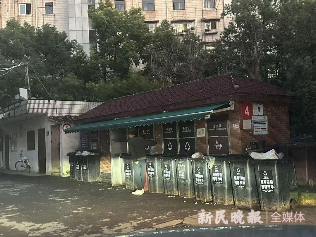 数十只垃圾桶露天摆放，气味难闻，居民掩鼻而走！龙潭小区居民的困扰何时能解？  第1张