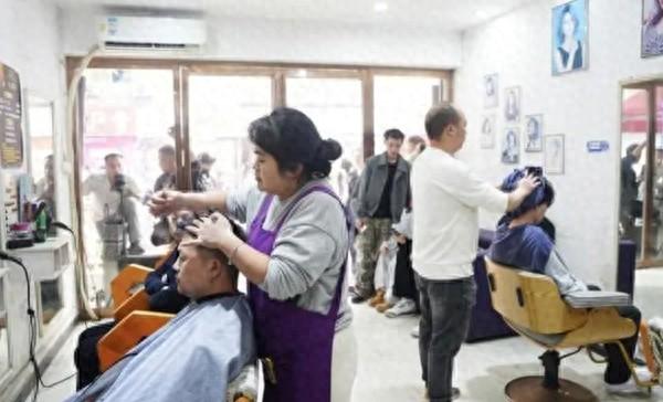 湖南怀化女理发师爆火！网友：这才是人民的理发师  第1张