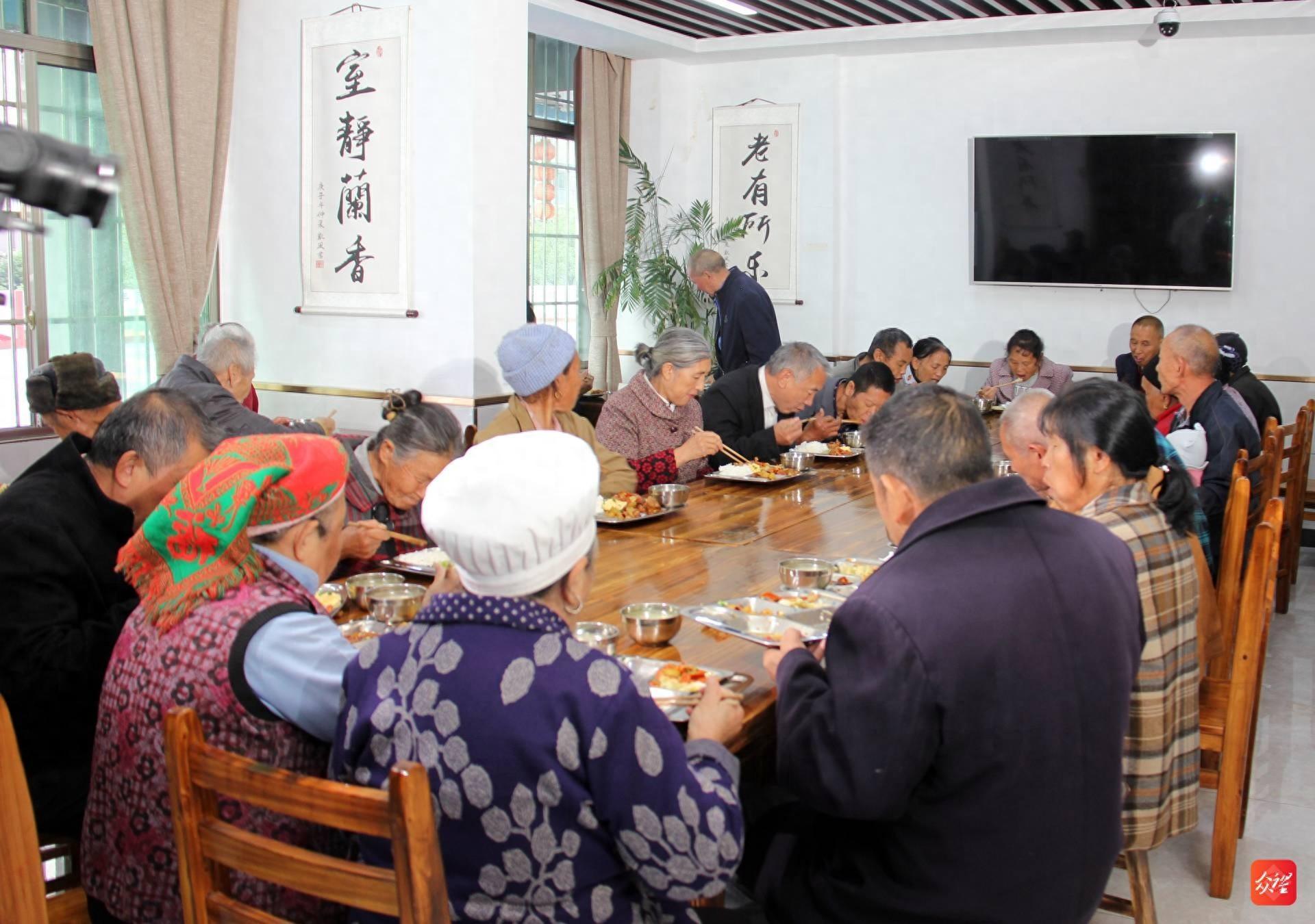 碧江区灯塔街道矮屯社区助老食堂：让搬迁老人乐享舌尖上的幸福