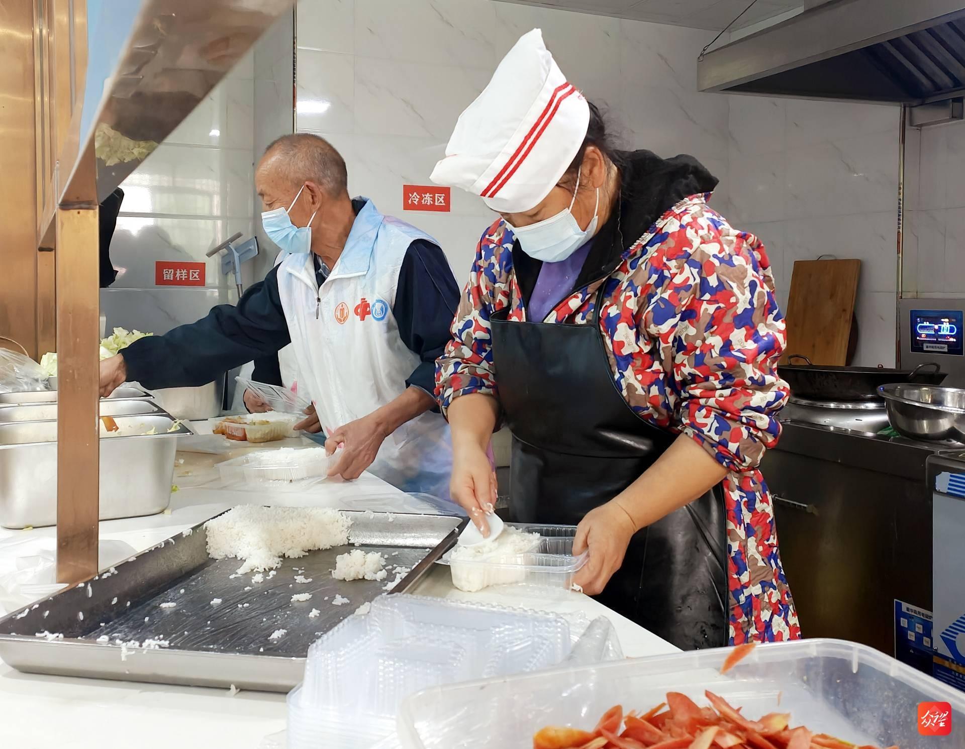 碧江区灯塔街道矮屯社区助老食堂：让搬迁老人乐享舌尖上的幸福  第4张