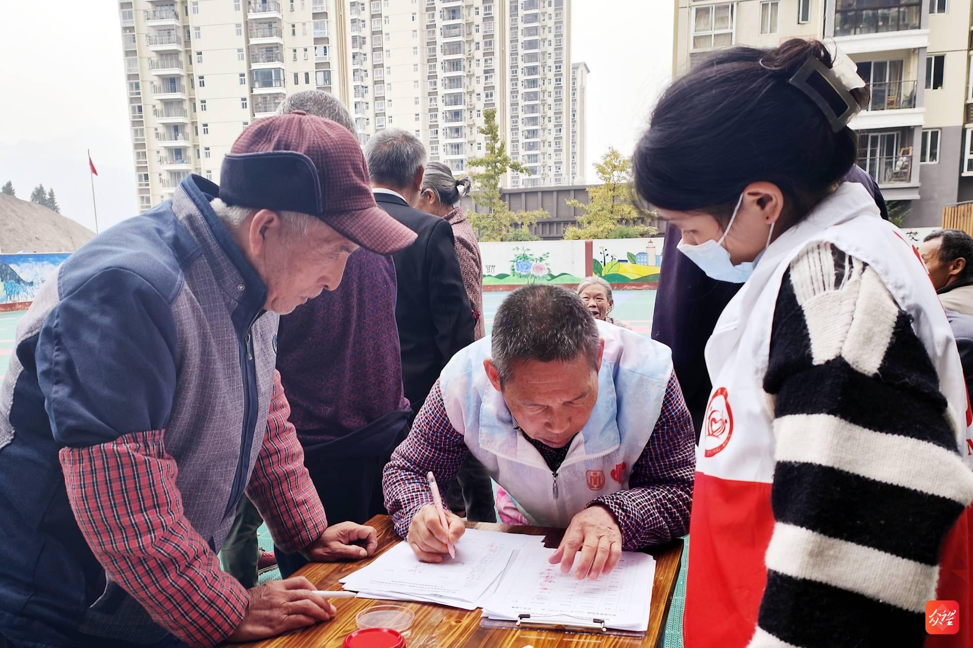 碧江区灯塔街道矮屯社区助老食堂：让搬迁老人乐享舌尖上的幸福  第7张