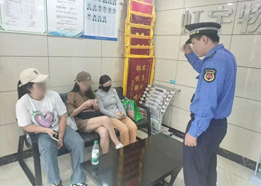 三名女子非法投送小广告，竟被当场查处