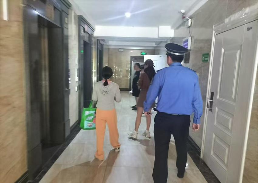 三名女子非法投送小广告，竟被当场查处  第2张