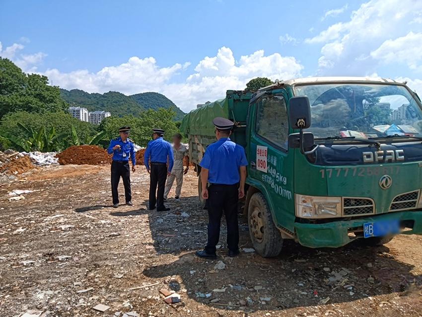 柳州男子偷倒建筑垃圾，被执法人员当场查处  第2张