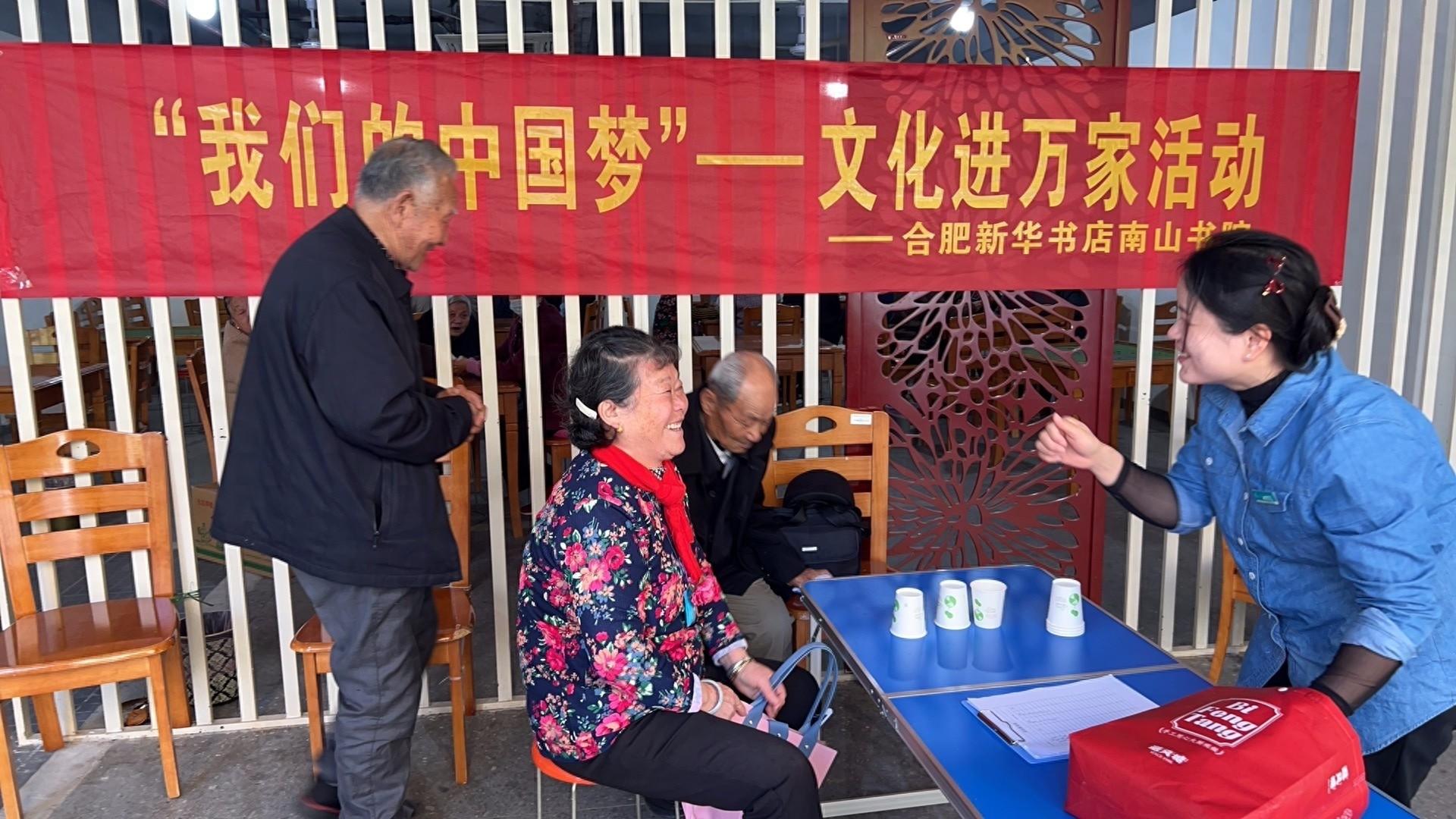 合肥一社区老年活动室，乒乓球入杯活动让老人重回童年