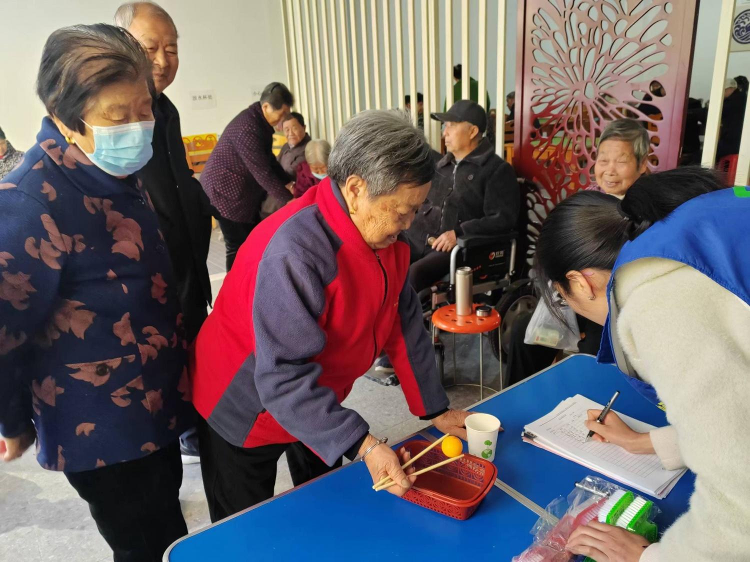 合肥一社区老年活动室，乒乓球入杯活动让老人重回童年  第2张