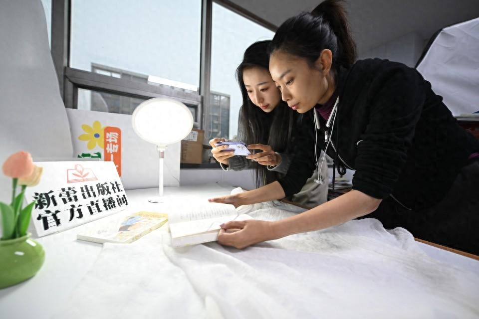 Z 世代图书主播董璐:7 年直播,用真诚传递知识 第1张 Z 世代图书主播董璐:7 年直播,用真诚传递知识 第1张