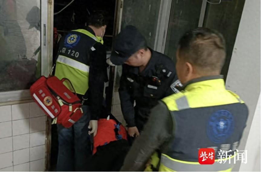 八旬老人深夜摔下床，民警紧急救援