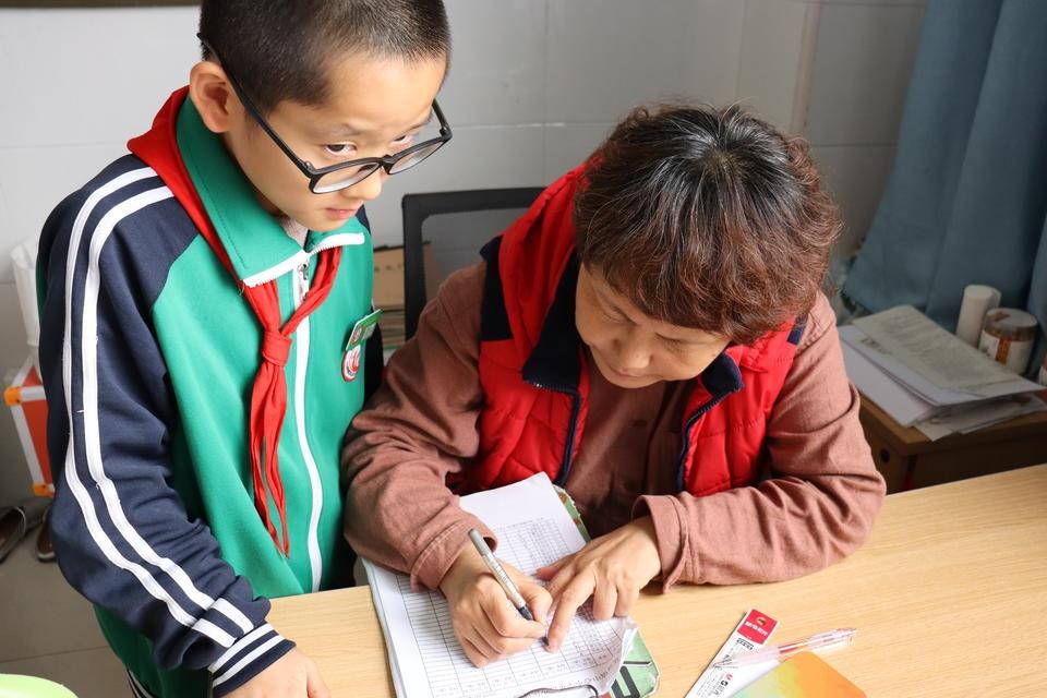利津县盐窝镇中心小学红领巾奖章评比栏，颠覆传统评价体系，激发学生学习兴趣  第2张