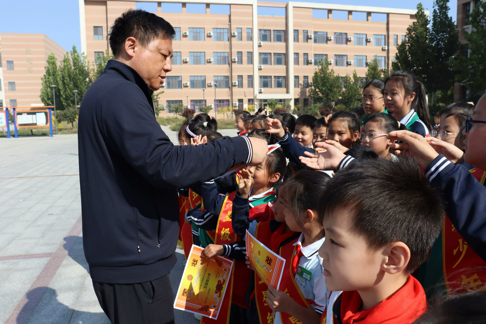 利津县盐窝镇中心小学红领巾奖章评比栏，颠覆传统评价体系，激发学生学习兴趣  第3张