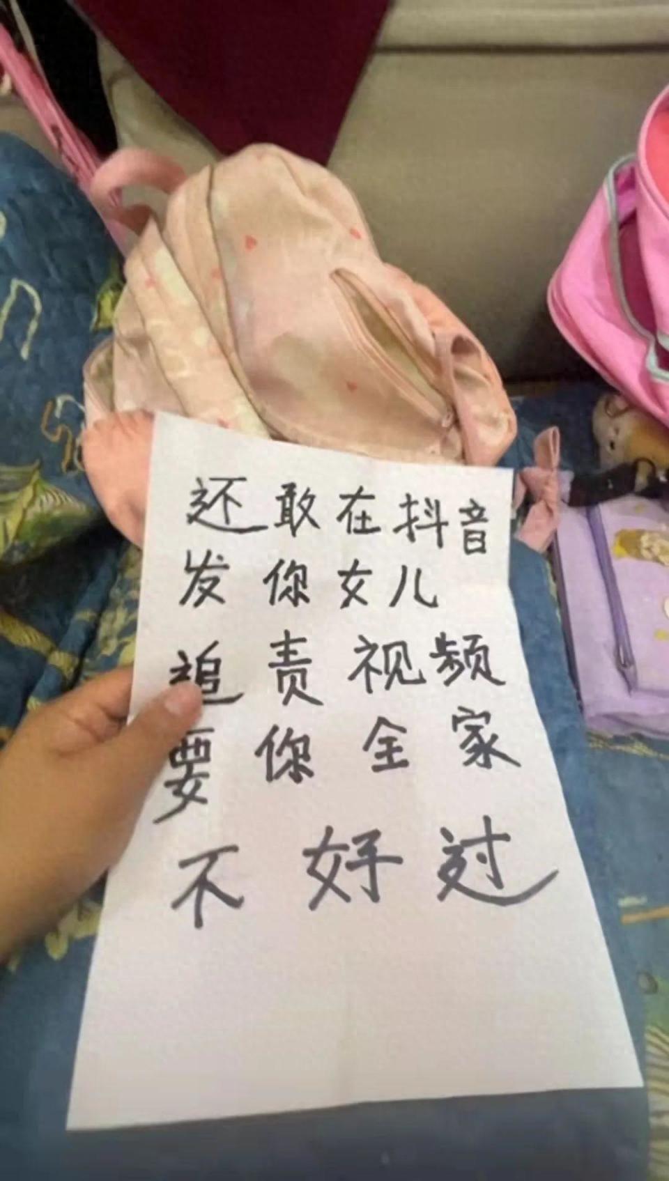 女童被泼开水后返校，书包内竟现恐吓信！家长气愤报警