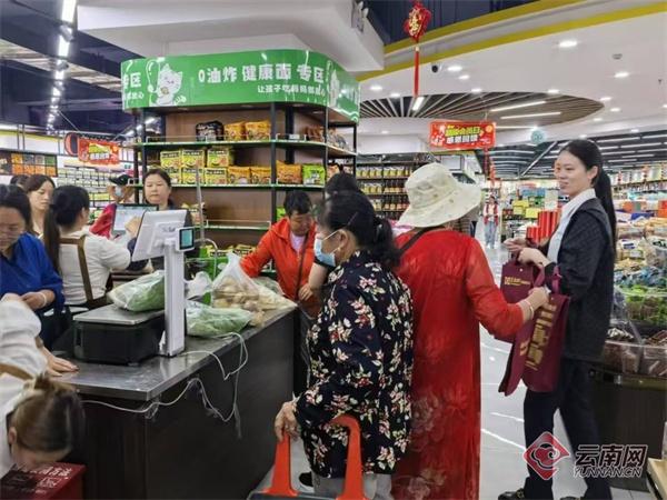 富滇银行昆明云时代支行入驻超市，开展金融知识宣传活动  第2张
