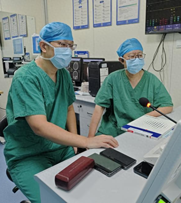 6 分钟！30 余斤铅衣！临沂首例密网支架置入术成功实施  第1张