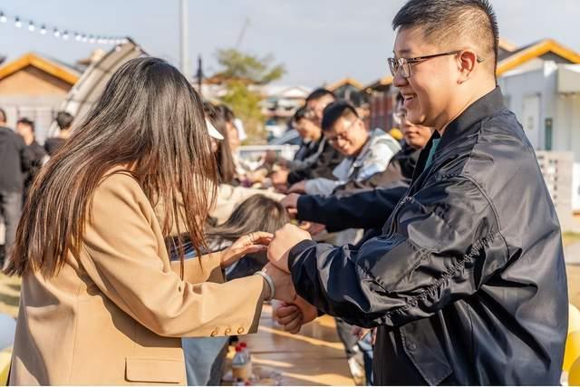 80 余名单身青年缘聚金秋，这场联谊活动为何如此火爆？  第3张