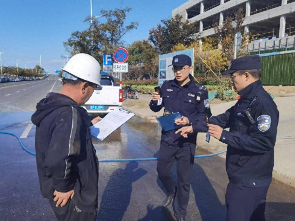 烟台黄渤海新区开展扬尘撒漏专项整治行动，全力遏制道路污染  第1张