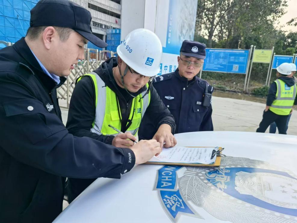 烟台黄渤海新区开展扬尘撒漏专项整治行动，全力遏制道路污染  第2张