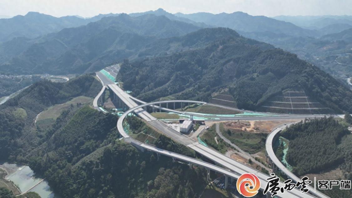 这条高速公路竟如灵动玉带般蜿蜒穿梭于青山之间