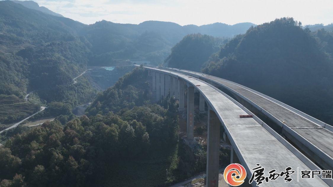 这条高速公路竟如灵动玉带般蜿蜒穿梭于青山之间  第2张