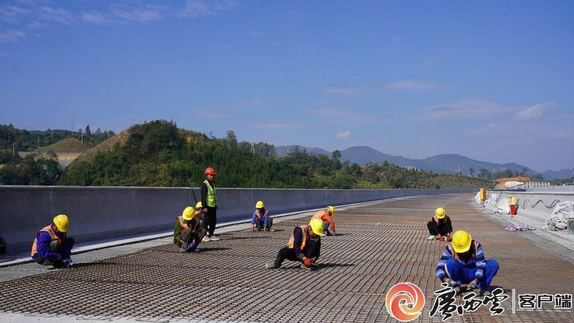 这条高速公路竟如灵动玉带般蜿蜒穿梭于青山之间  第3张