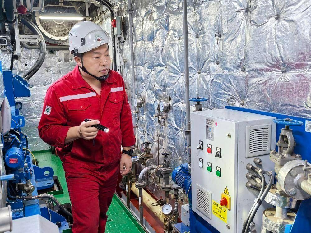 夜探雪龙 2 号心脏：轮机员祖成弟的坚守与责任  第2张
