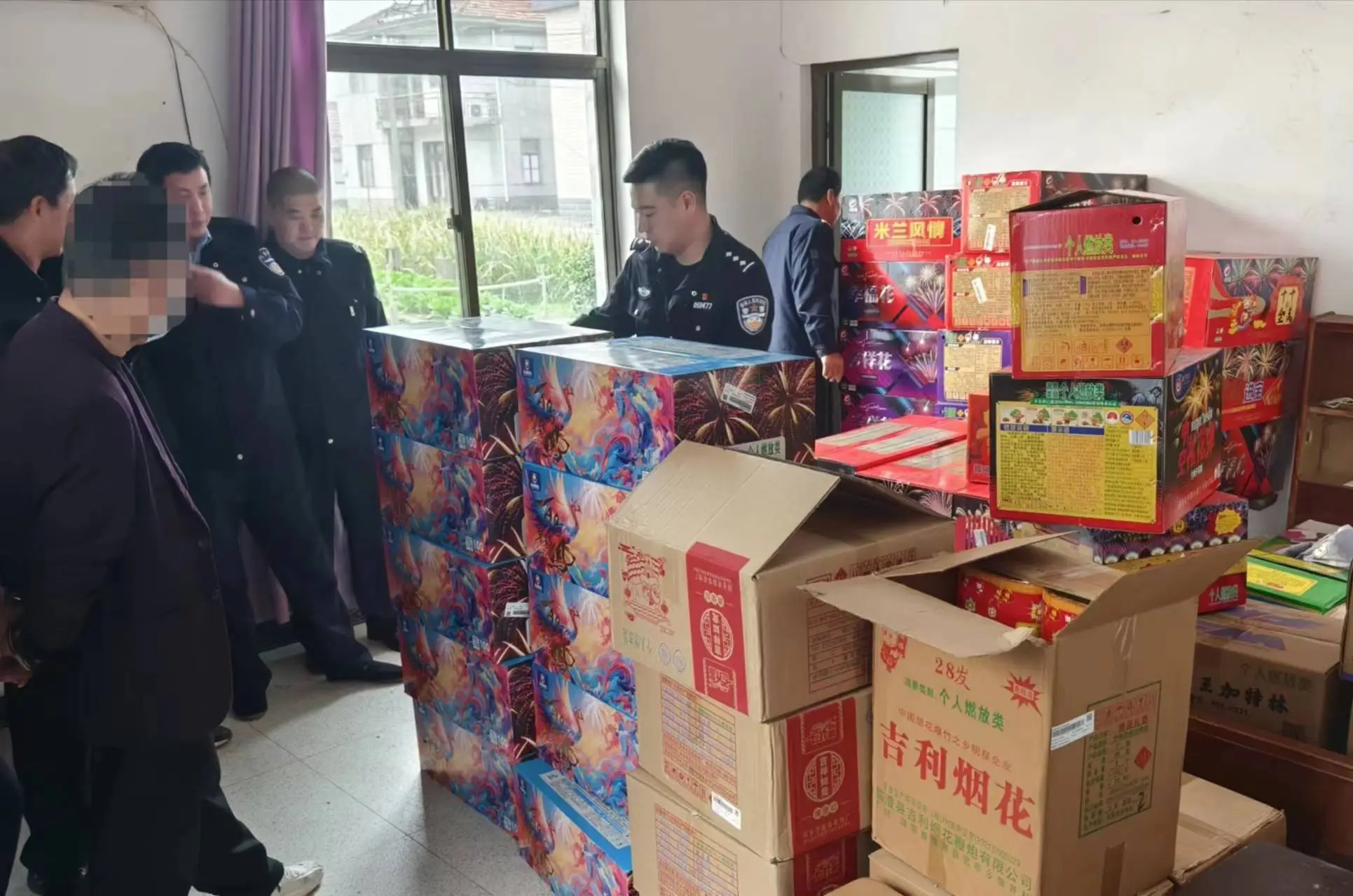 非法运输烟花爆竹，男子被依法行政拘留